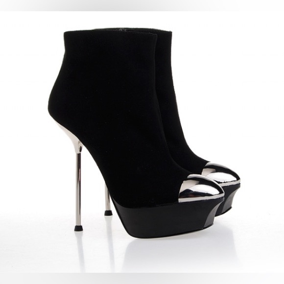 Boots - Picture 5 of 5